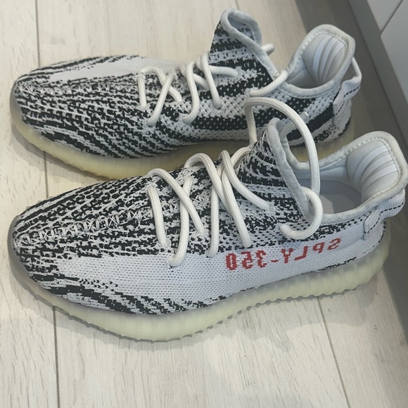 Brand new Yeezy 350 zebra - Picture 2 of 6